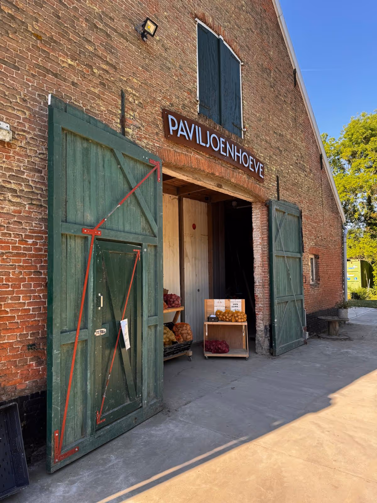De schuur op het erf van de Paviljoenhoeve in Zaamslag, waar de huisverkoop plaatsvindt.